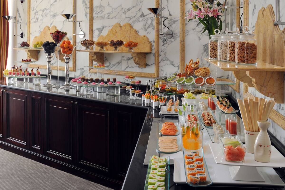 Un buffet proposant une variété de plats et de boissons.