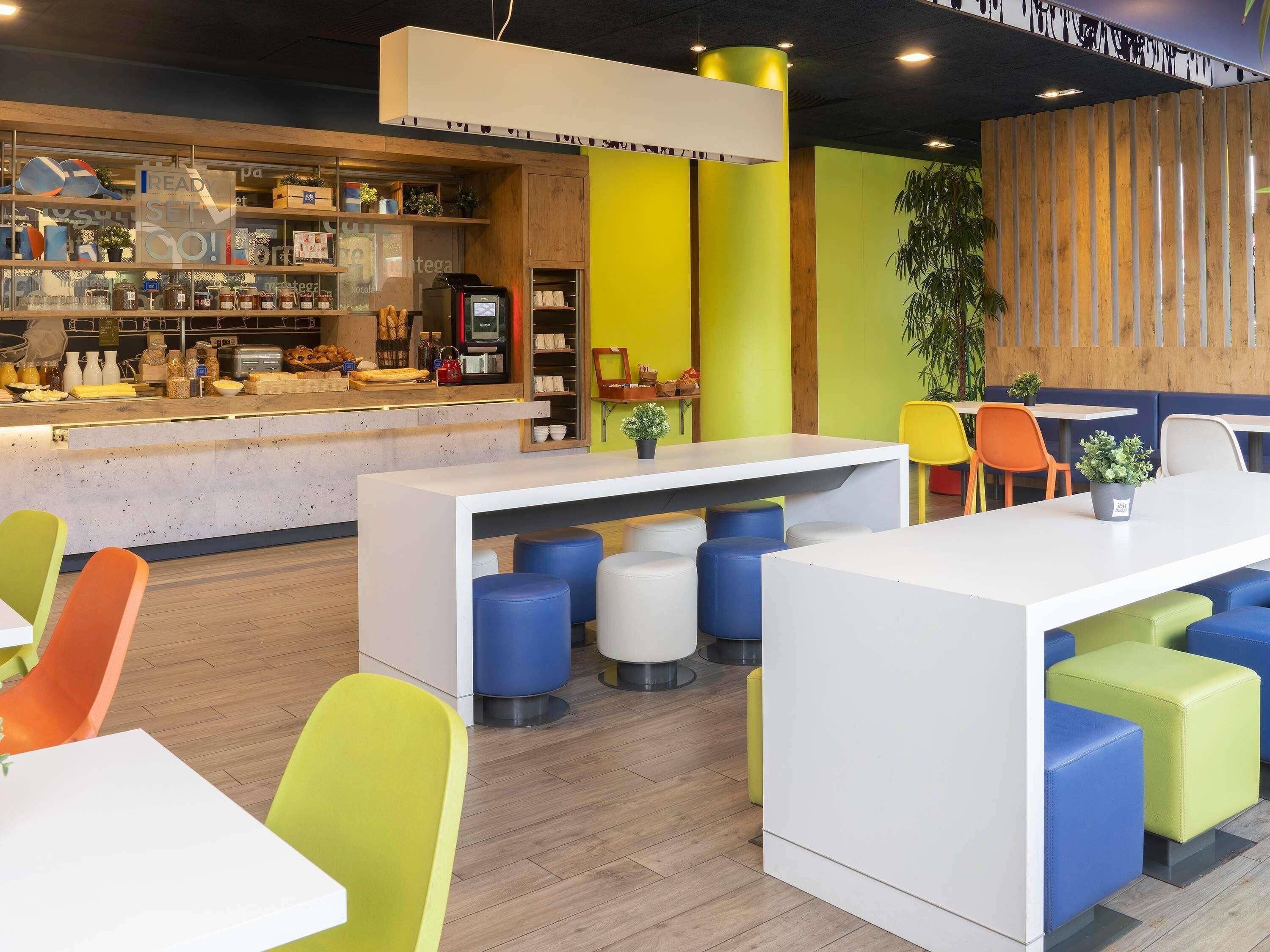 Se ofrece un desayuno bufé todos los días (8.9 EUR por persona)