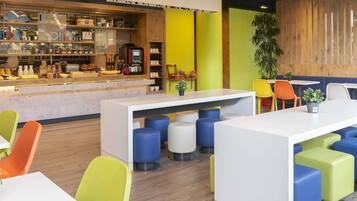 Petit déjeuner buffet (8.9 EUR par personne)