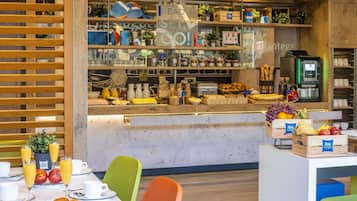 Petit déjeuner buffet (7.50 EUR par personne)