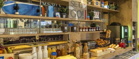 Petit déjeuner buffet (7.50 EUR par personne)