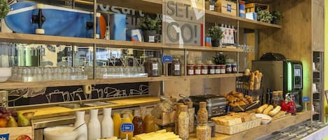 Petit déjeuner buffet (7.50 EUR par personne)