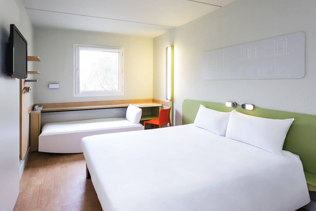 Room, 1 Double Bed | In-room safe, soundproofing, iron/ironing board, free WiFi