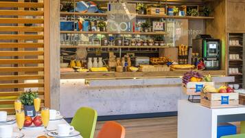 TĂ€gliches FrĂŒhstĂŒcksbuffet (8.9 EUR pro Person)