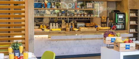 Petit déjeuner buffet (8.9 EUR par personne)