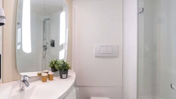 Een kluis op de kamer, geluiddichte muren, een strijkplank/strijkijzer