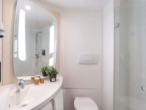 خزنة داخل الغرفة وتجهيزات عازلة للصوت ومكواة/لوح كي وواي فاي مجانًا