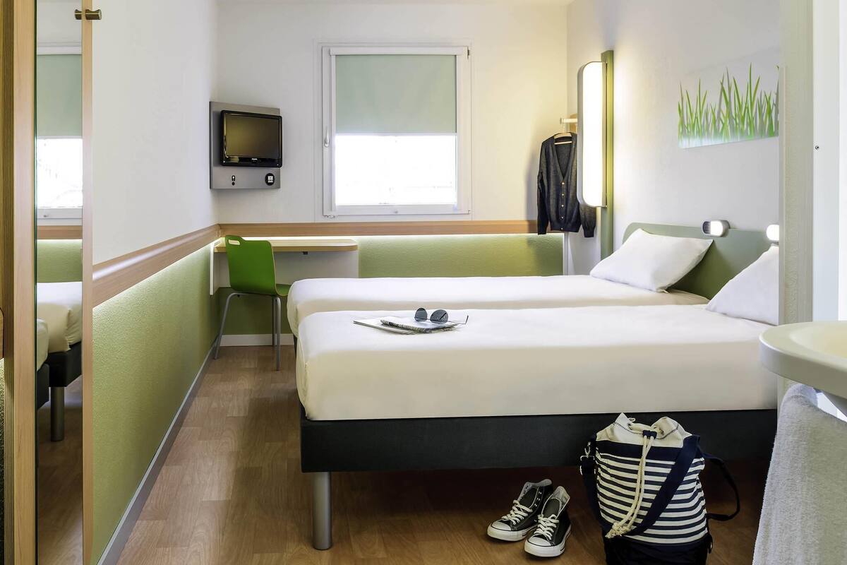 Habitación, 2 camas individuales | Ropa de cama hipoalergénica y edredones de plumas