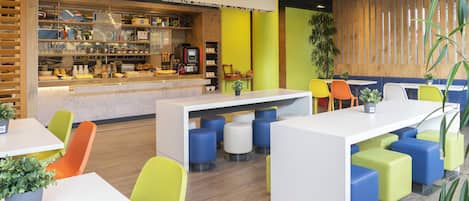 Frukostbuffé varje dag (EUR 7.50 per person)