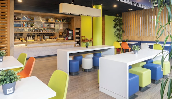 Tägliches Frühstücksbuffet (7.50 EUR pro Person)
