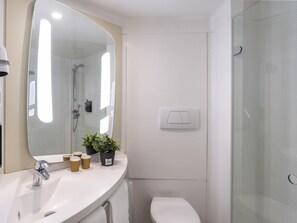 In-room safe, soundproofing, iron/ironing board, free WiFi