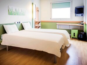 Chambre, 2 lits jumeaux | Coffre-fort, système d’insonorisation, fer et planche à repasser