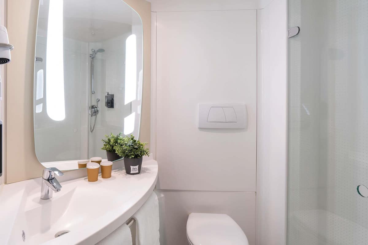 In-room safe, soundproofing, iron/ironing board, free WiFi