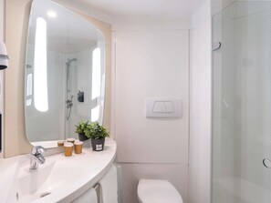 In-room safe, soundproofing, iron/ironing board, free WiFi