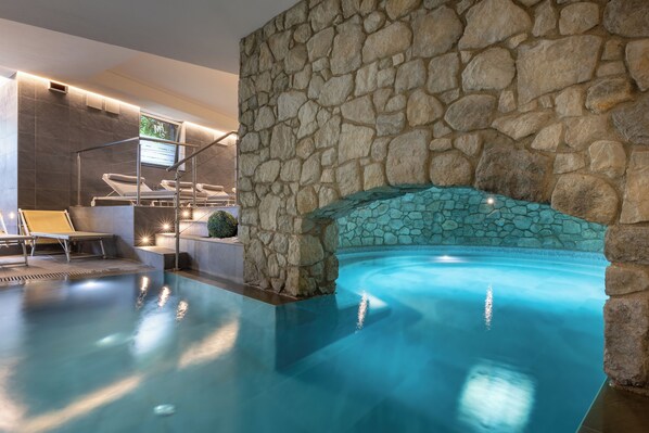 Piscine couverte, piscine extérieure (ouverte en saison)