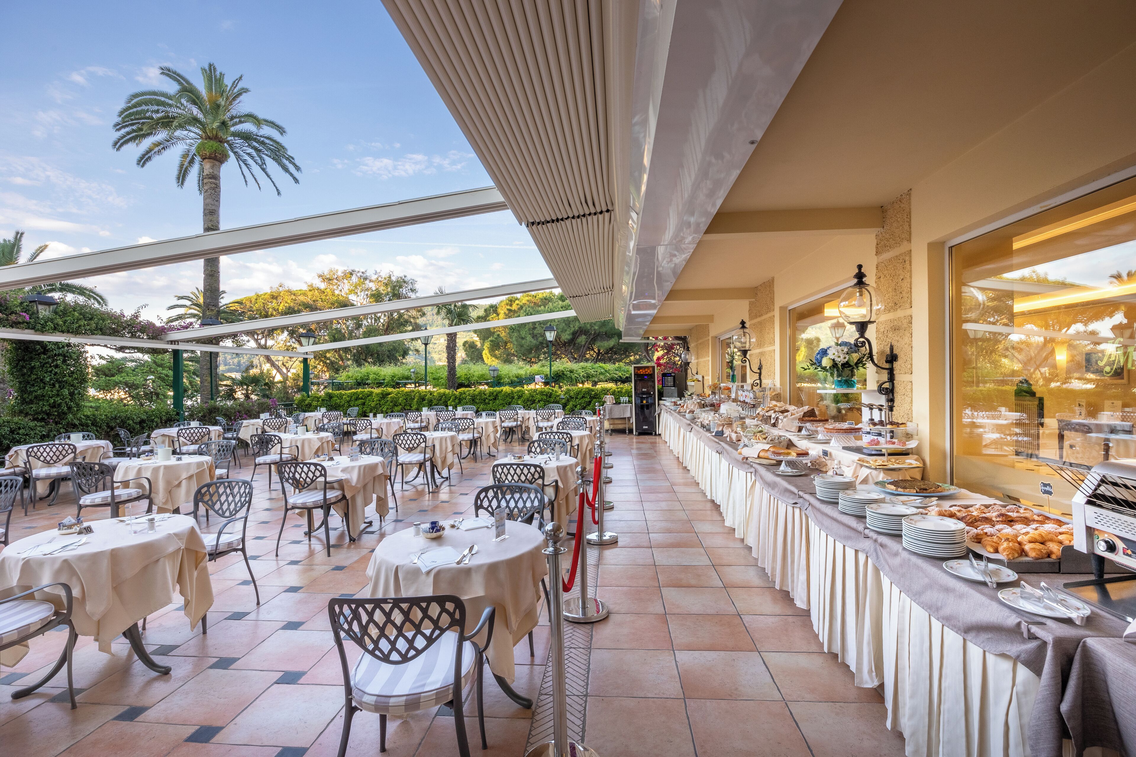 Petit déjeuner buffet (20 EUR par personne)