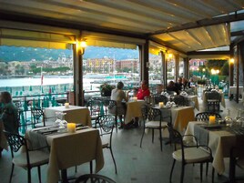 2 restaurants, breakfast served