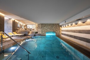 Piscina interna, piscina externa sazonal, guarda-sóis, espreguiçadeiras