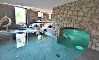 Piscina interna, piscina externa sazonal, guarda-sóis, espreguiçadeiras