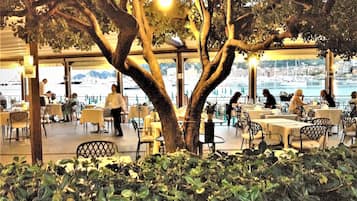 2 restaurantes; se sirven desayunos