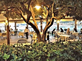 2 restaurantes; se sirve desayuno, almuerzo y cena