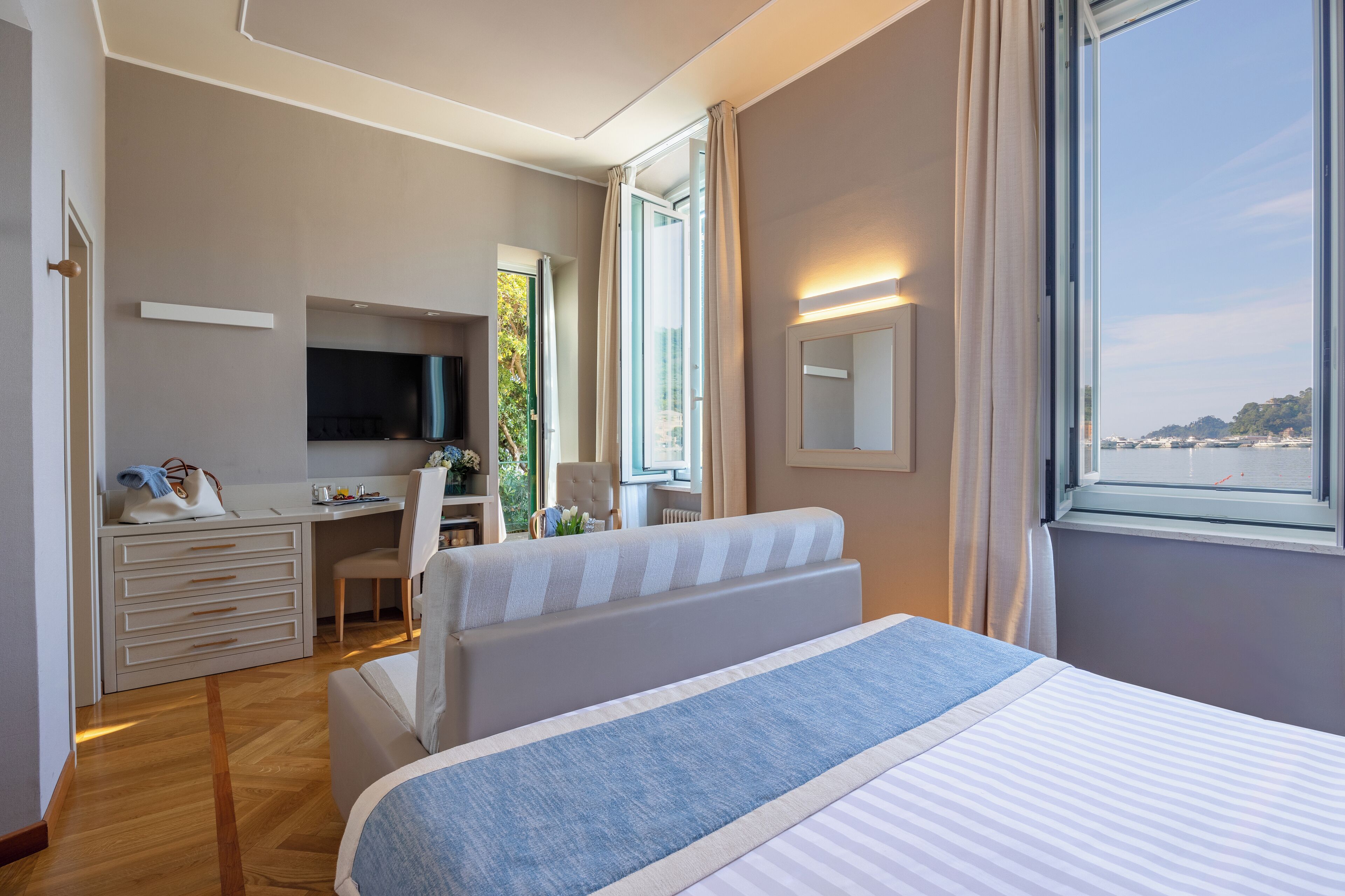junior suite | 1 bedroom, premium bedding, minibar, in-room safe