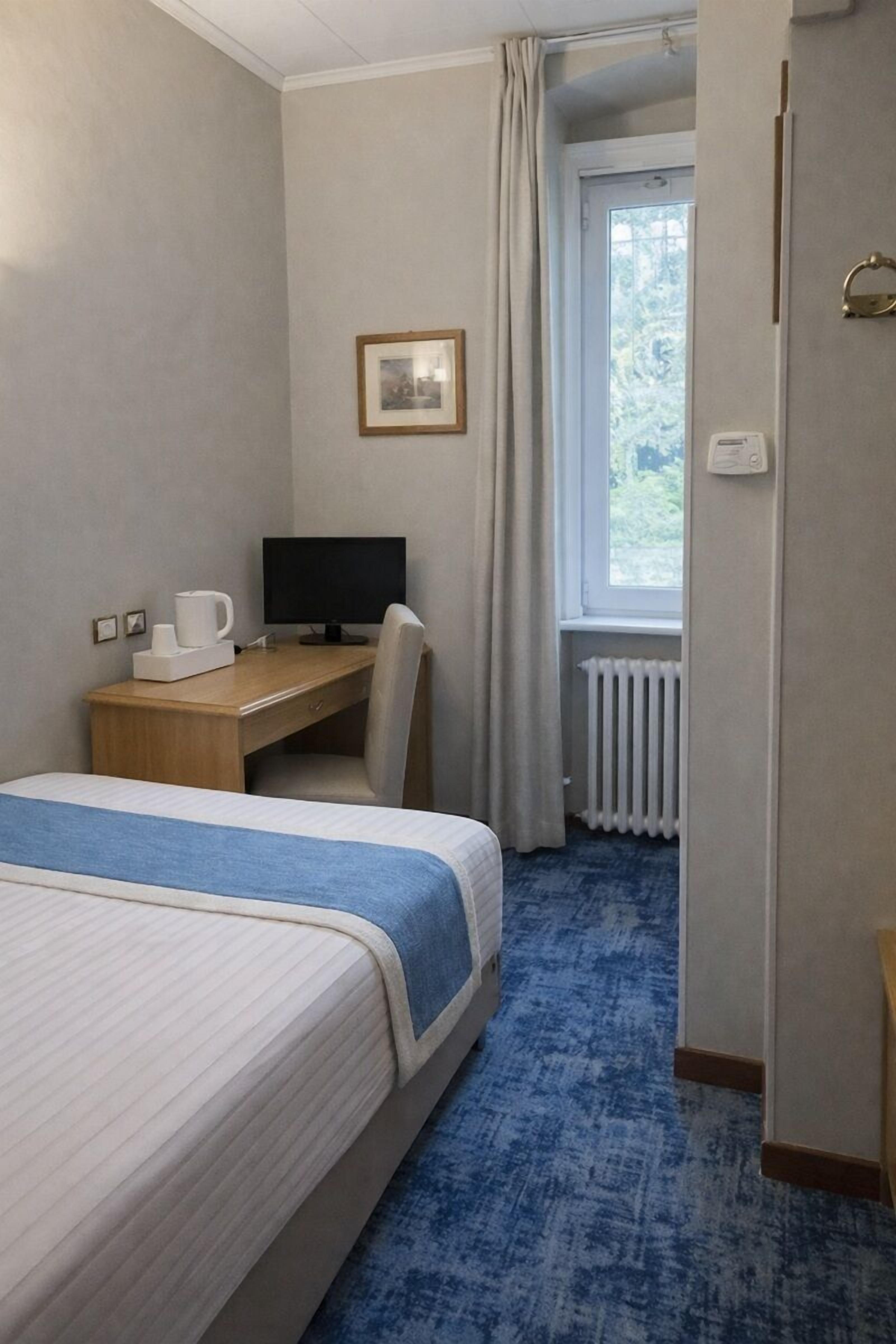 Yhden hengen standard-huone | Ylelliset vuodevaatteet, minibaari, tallelokero huoneessa, työpöytä