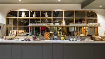 Petit déjeuner buffet (18 EUR par personne)