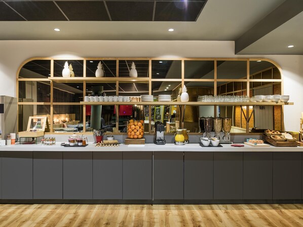 Petit déjeuner buffet (18 EUR par personne)