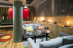 Coin salon dans le hall