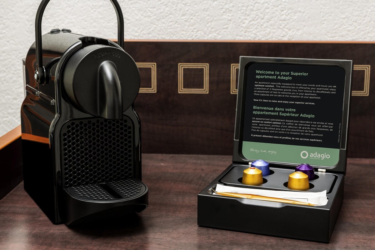 A black espresso machine with a control panel and a display panel with text in English and French.
