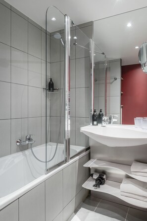 Bathtub, eco-friendly toiletries, hair dryer