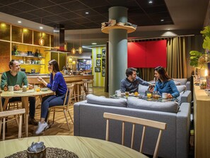 Desayuno buffet diario (EUR 18 por persona)