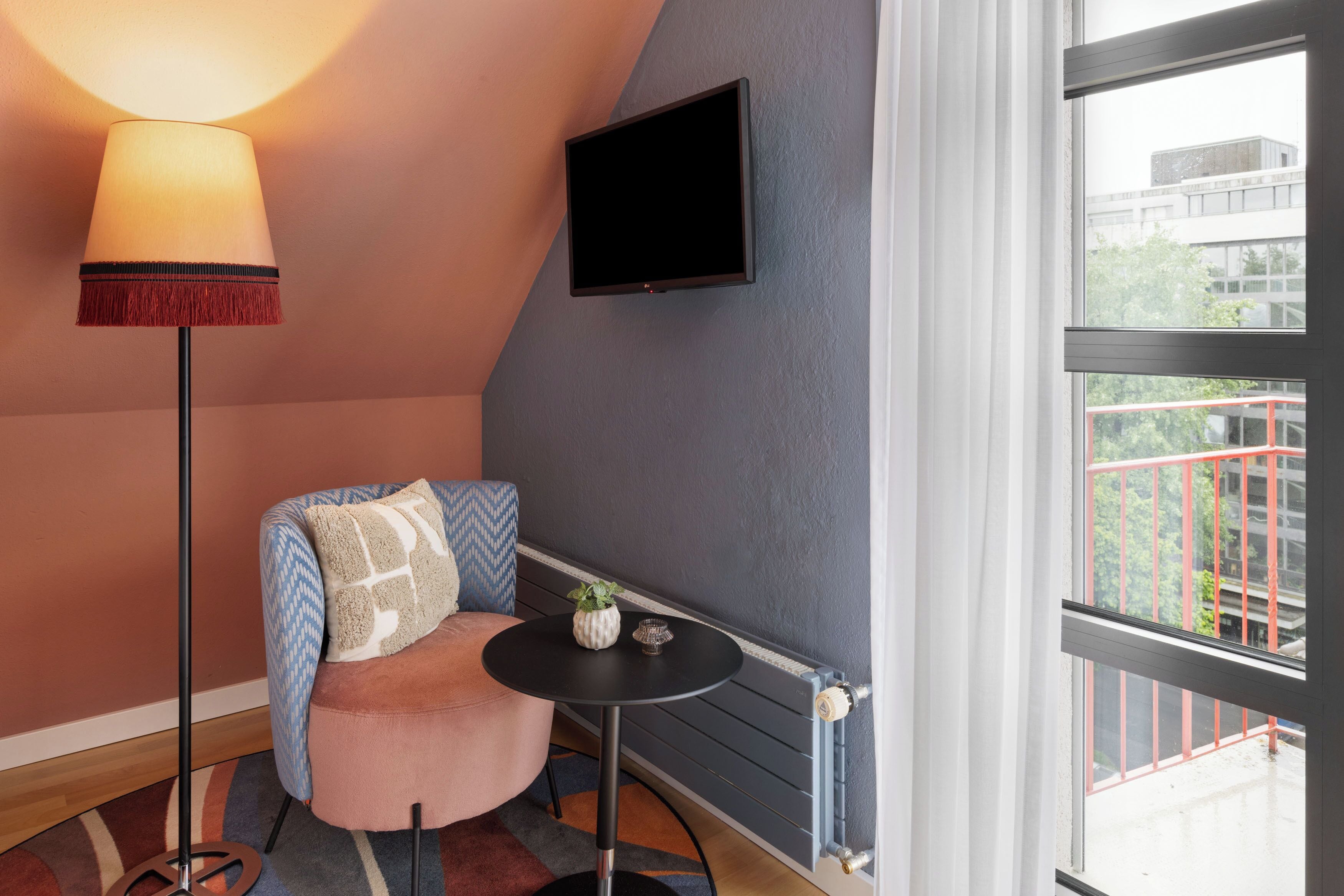 single room | 1 bedroom, in-room safe, desk, free wifi