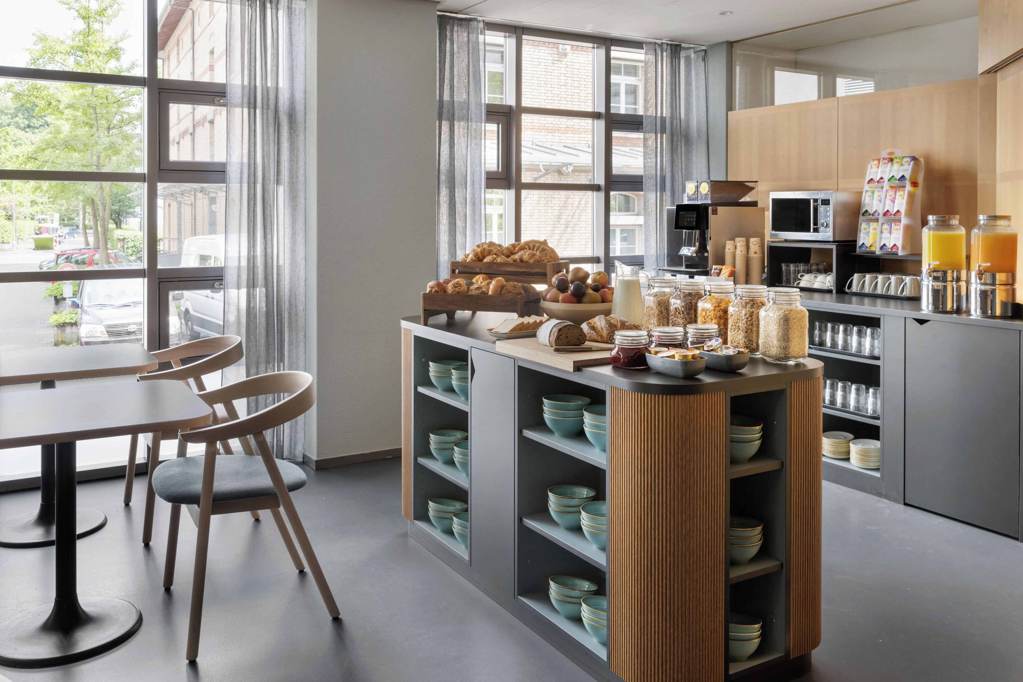 朝食 (コンチネンタル ブレックファスト)、毎日提供 (1 名様 17 CHF)