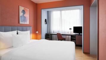 Family Room | In-room safe, desk, free WiFi, bed sheets
