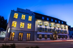 Fassade der Unterkunft – Abend/Nacht