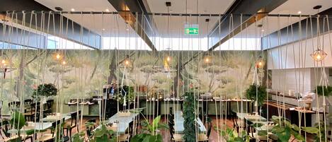 Petit déjeuner continental (15 CHF par personne)