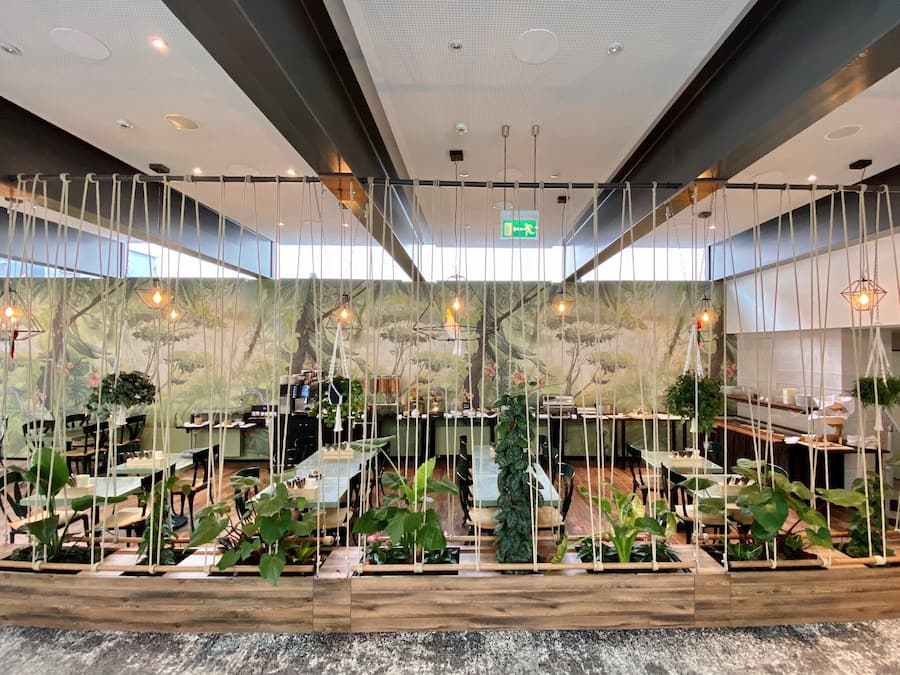 Daily continental breakfast (CHF 15 per person)