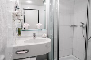 Standard Single Room | Bathroom | Hair dryer, towels