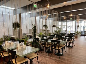 Desayuno continental todos los días (CHF 15 por persona) 