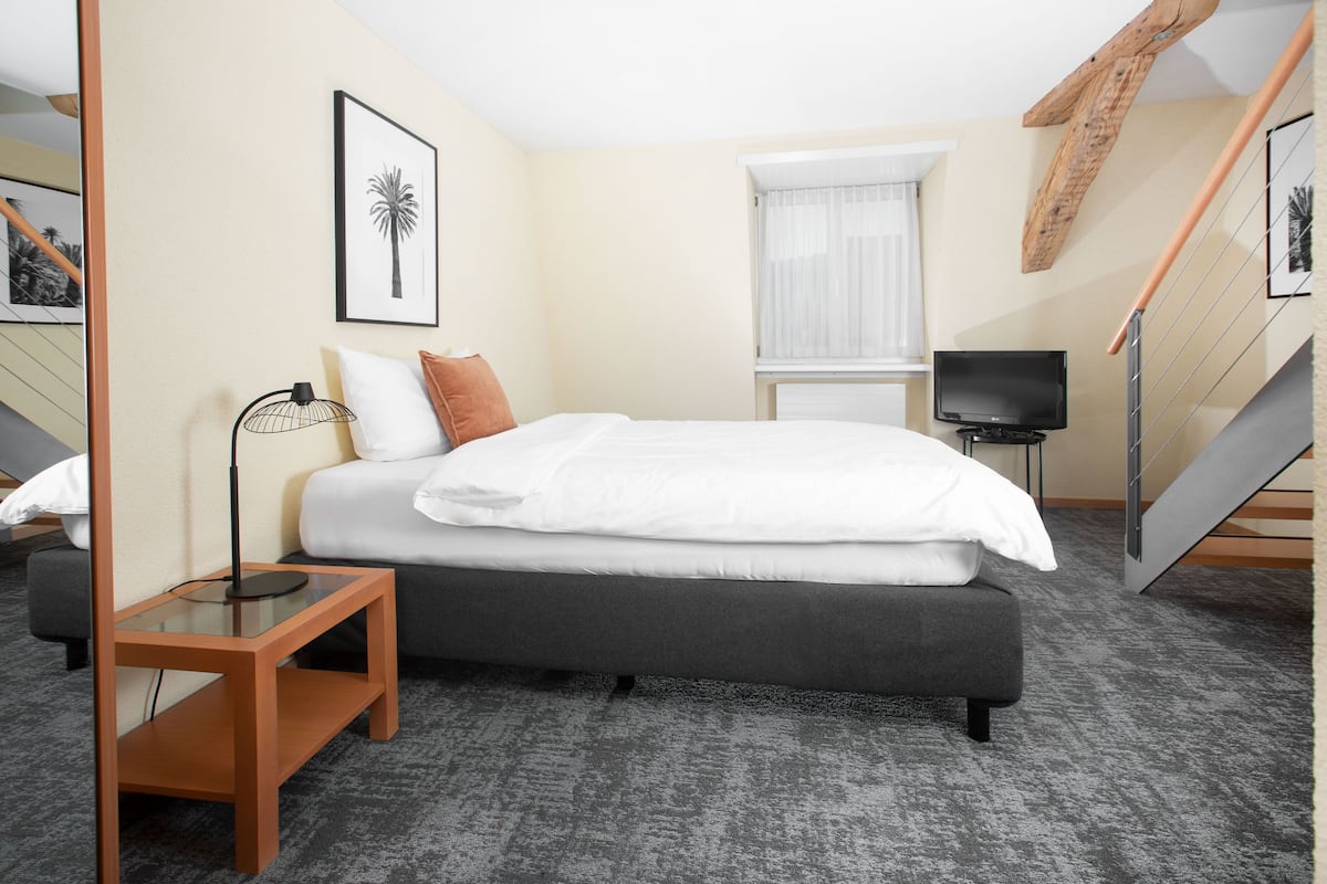 Duplex Family Room | 1 bedroom, in-room safe, desk, soundproofing