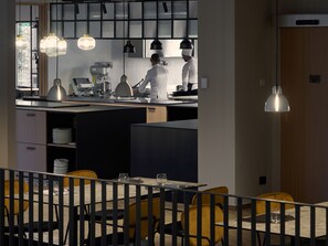 2 restaurants, breakfast, lunch, dinner served; Italian cuisine - RMH Modena Raffaello (Modena)