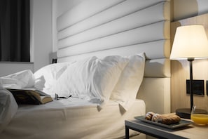 Minibar, coffres-forts dans les chambres, bureau