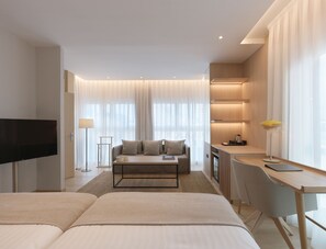 Junior Twin Room | Minibar, in-room safe, desk, laptop workspace