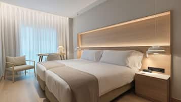 Een minibar, een kluis op de kamer, een bureau, een laptopwerkplek