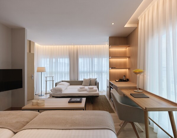 Habitación junior con 2 camas individuales y sofá cama (3 personas) | 1 bedroom, minibar, in-room safe, desk