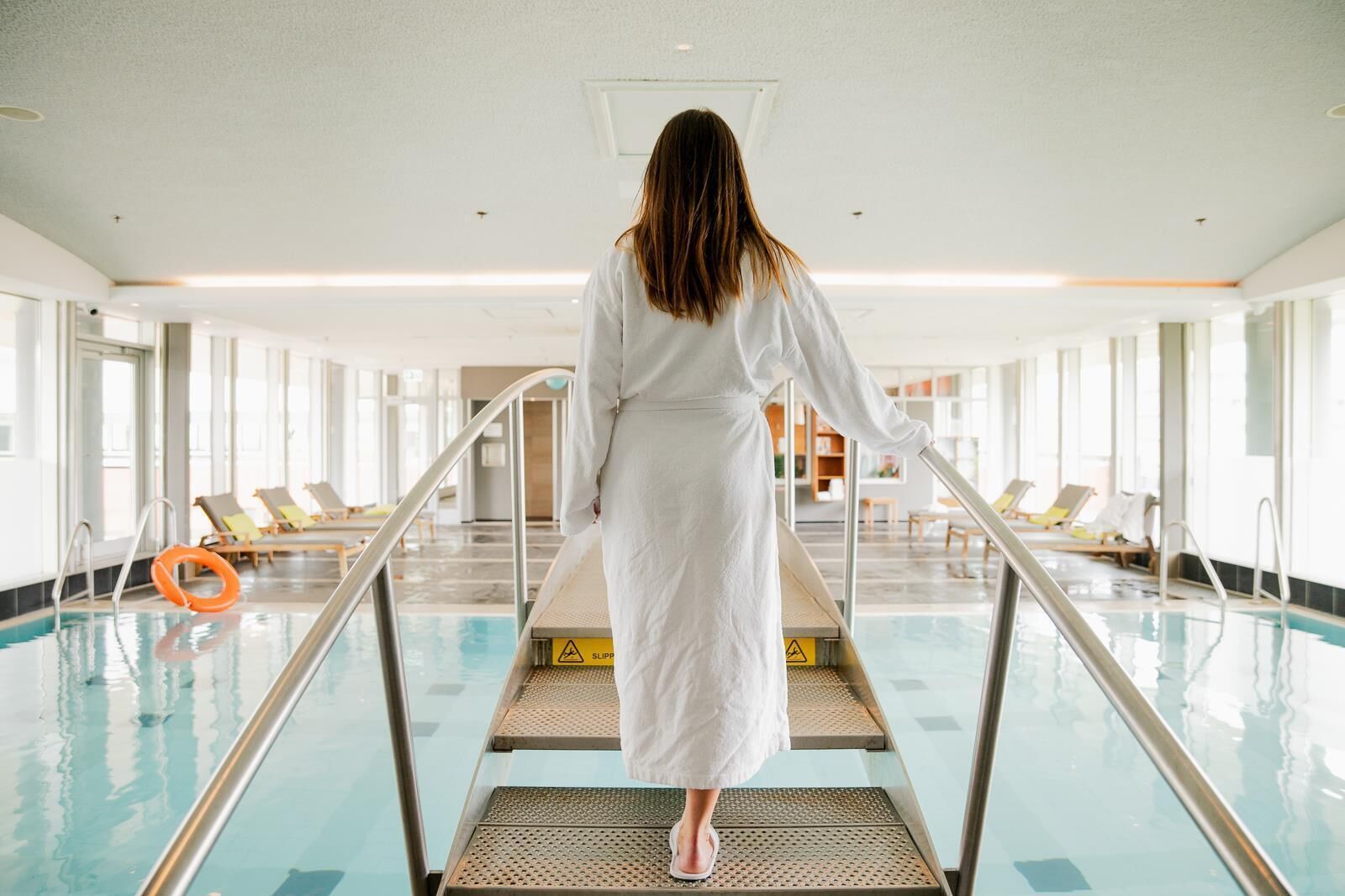 Piscine couverte, accès possible de 07 h 00 à 22 h 00, chaises longues 