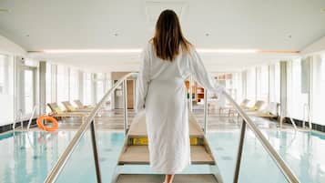 Piscine couverte, accès possible de 07 h 00 à 22 h 00, chaises longues