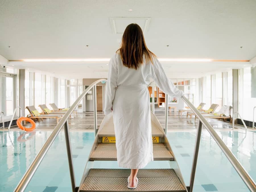 Una piscina cubierta (de 07:00 a 22:00), tumbonas